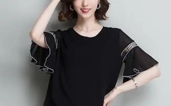 女生迈开腿让男生打扑克